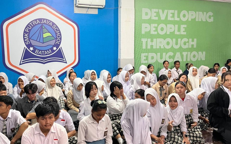 Edukasi Postur Tubuh yang baik di SMKS Putra Jaya School Batam